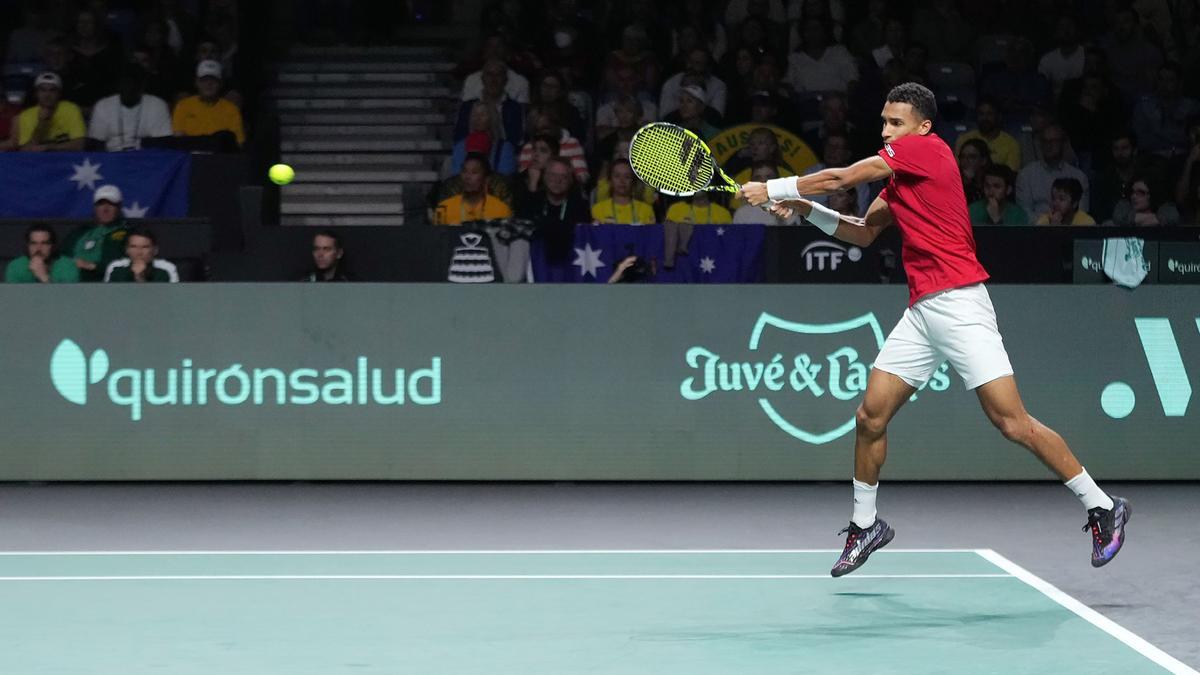 Aliassime durante un partido en la Copa Davis