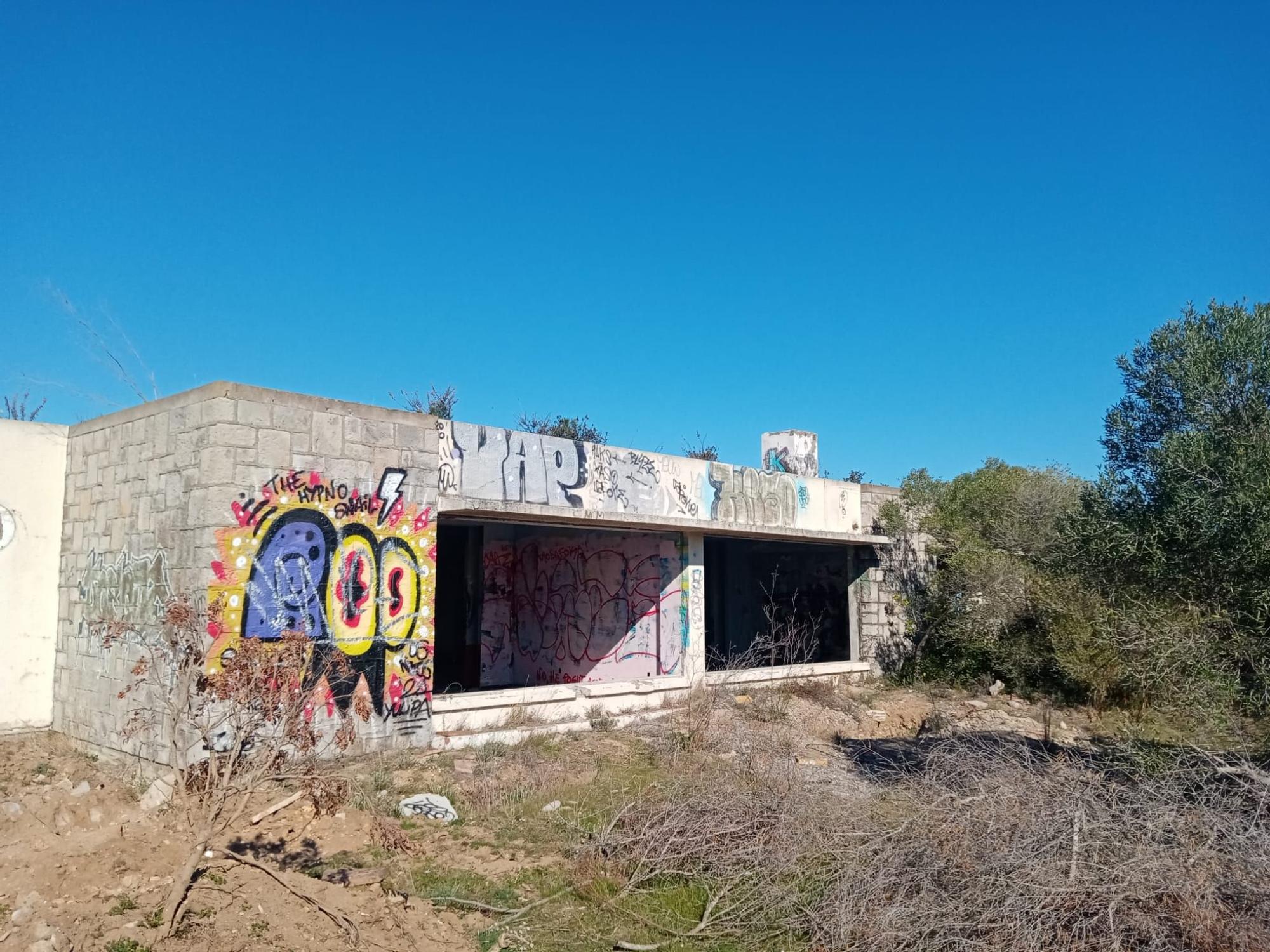 Un dels edificis de la base Loran abandonat.