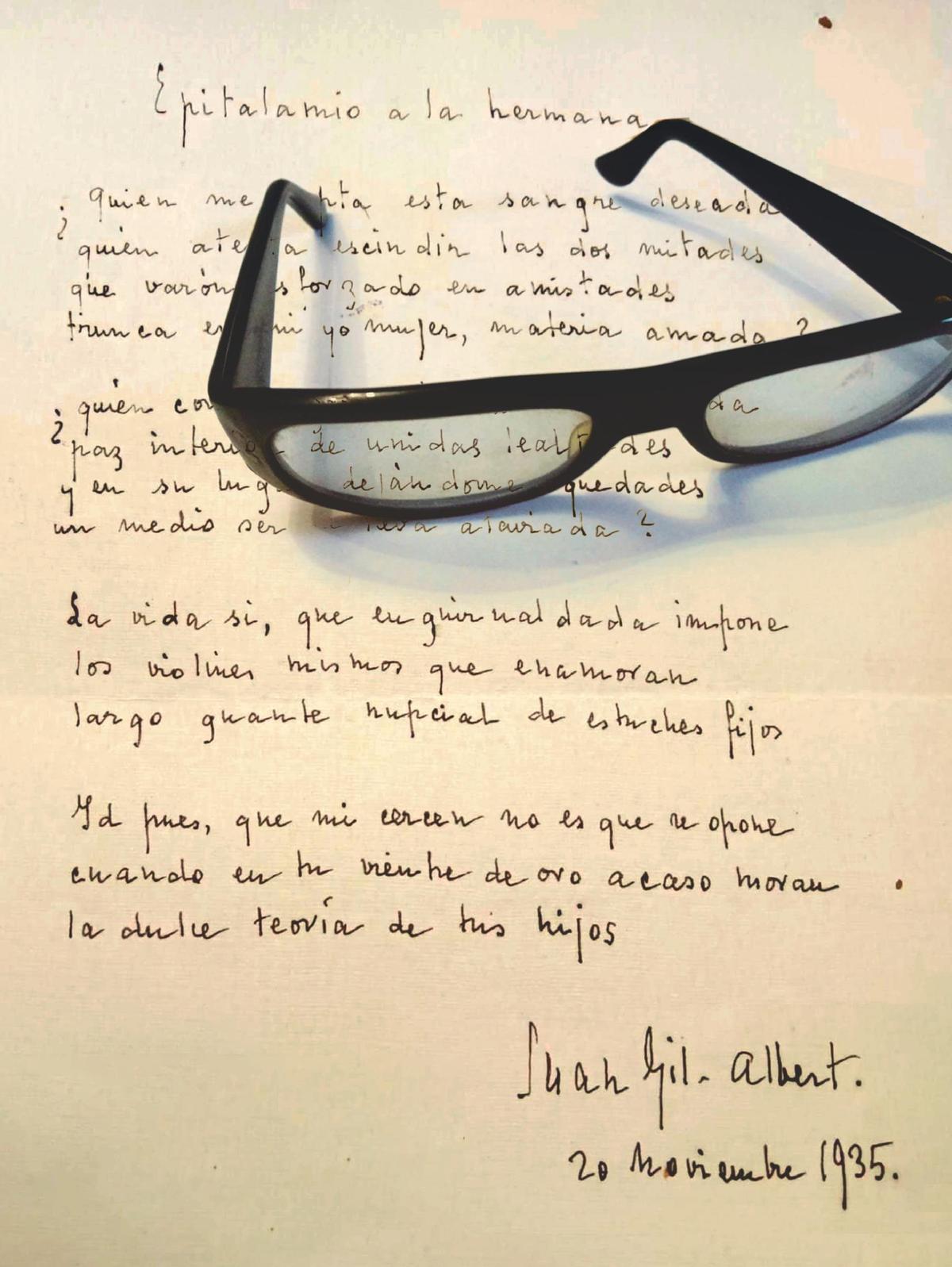 Uno de los poemas manuscritos de Juan Gil Albert y sus gafas