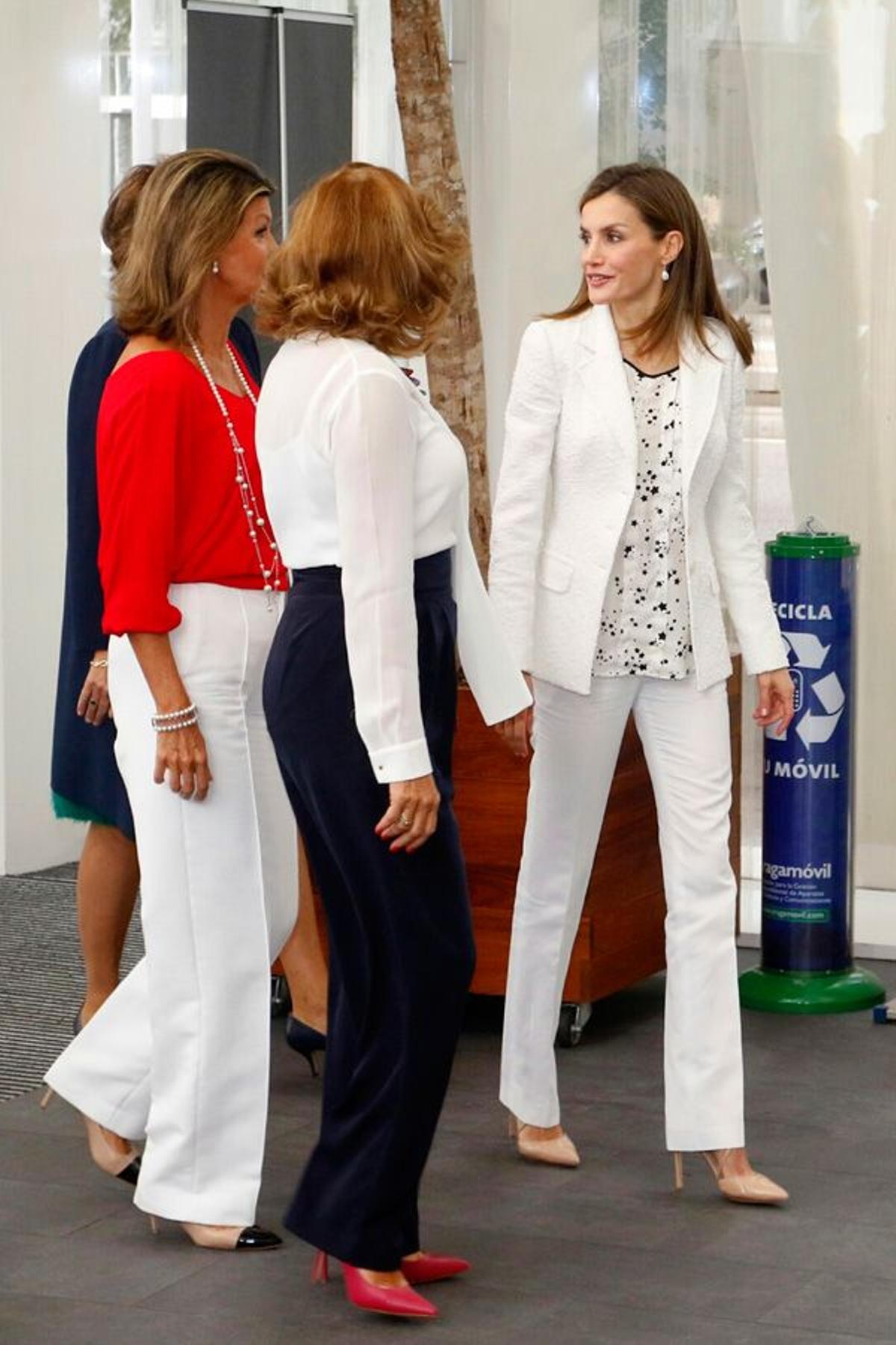 Letizia Ortiz en Barcelona con camisa de Massimo Dutti