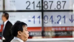 Operadors de la borsa contemplen les dades econòmiques del dia.