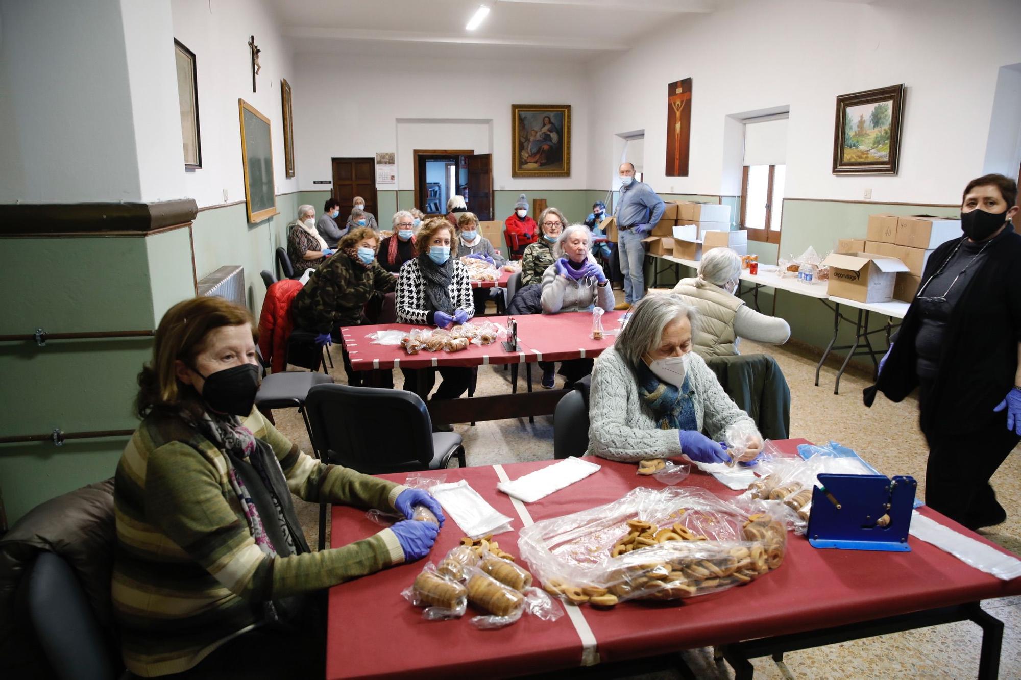 En imágenes: Jove se llena de rosquillos para celebrar San Blas