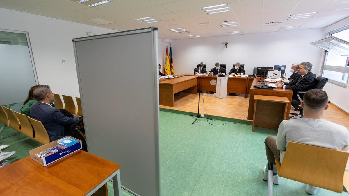 Un momento del juicio celebrado ayer en la Audiencia de Alicante por estos hechos donde se aprecia el biombo tras el que declararon los denunciantes.