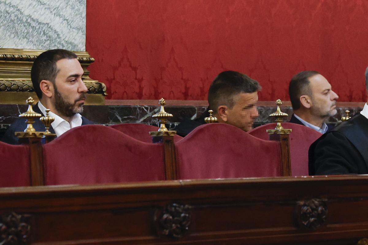Archivo - El empresario Víctor de Aldama (i) y el exministro José Luis Ábalos (d) en el banquillo de los acusados durante el juicio por el caso mascarillas en el Tribunal Supremo, a 7 de abril de 2026, en Madrid (España).