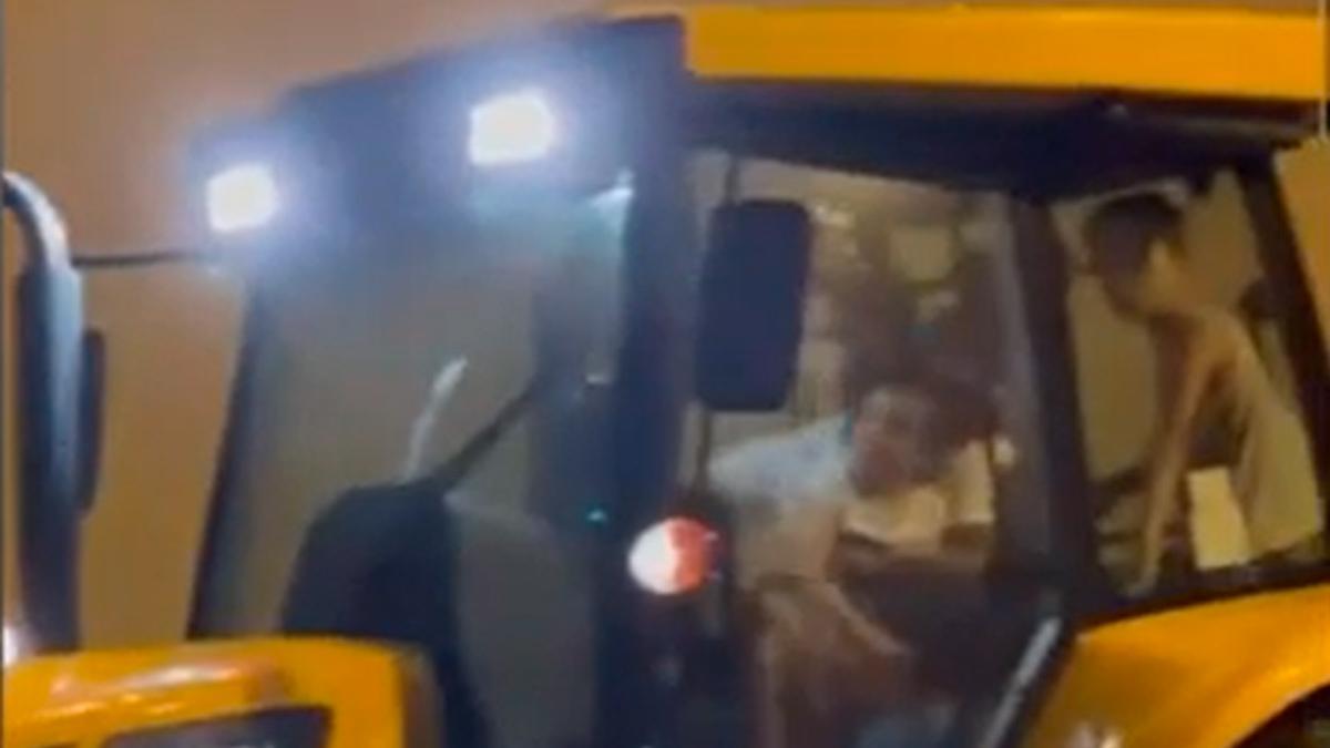 Las increíbles imágenes de Diego Costa conduciendo un tractor con tres niños