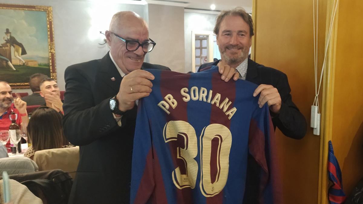 Manolo Sanz, presidente de la Peña Barcelonista Soriana recibió una camiseta del Barça de los años 20 por parte del leonés Juan Carlos Rodríguez, que representó a la Agrupación de Jugadores del FC Barcelona