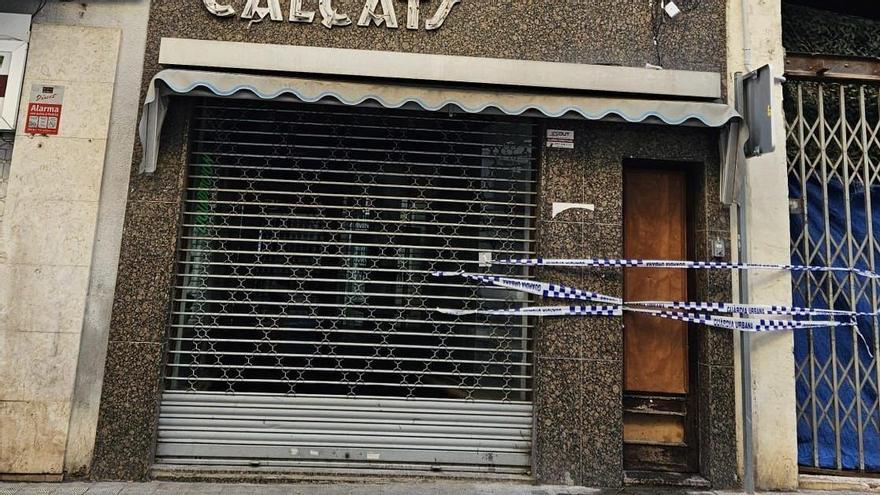 L'entrada de l'edifici de Figueres on hi ha hagut l'incendi ha quedat balisada