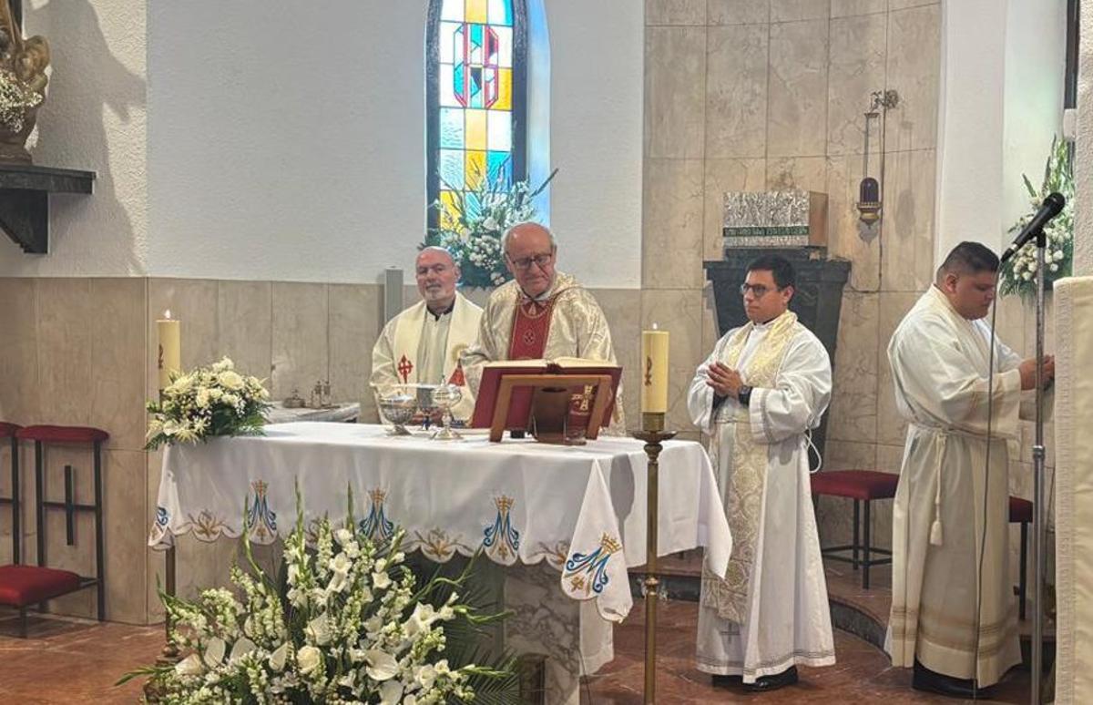 Por la izquierda, José Julio Velasco, Sotero Alperi y Edgar Perales, durante la misa. | J. A. O.
