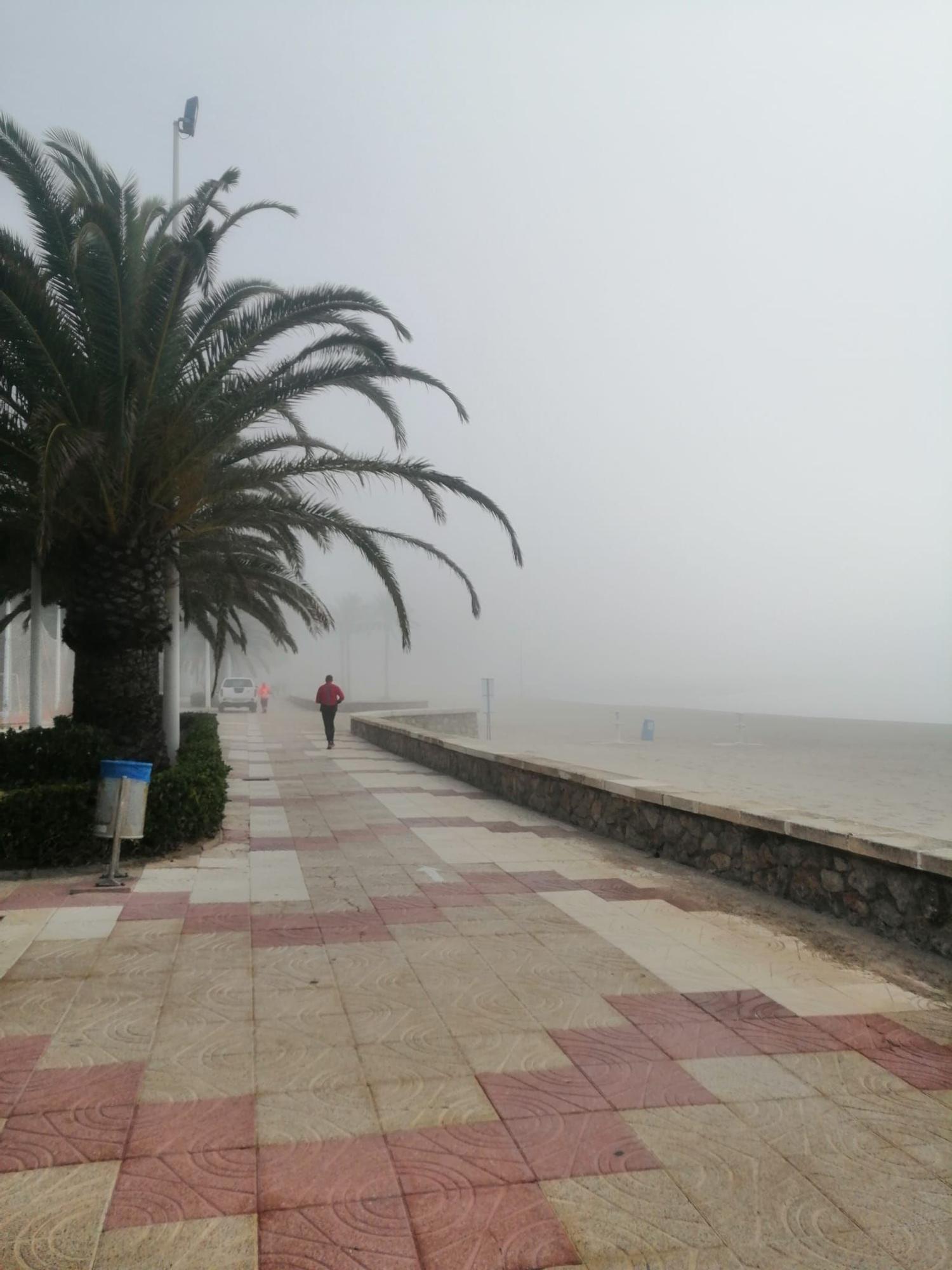 La niebla se "traga" la playa de Cullera