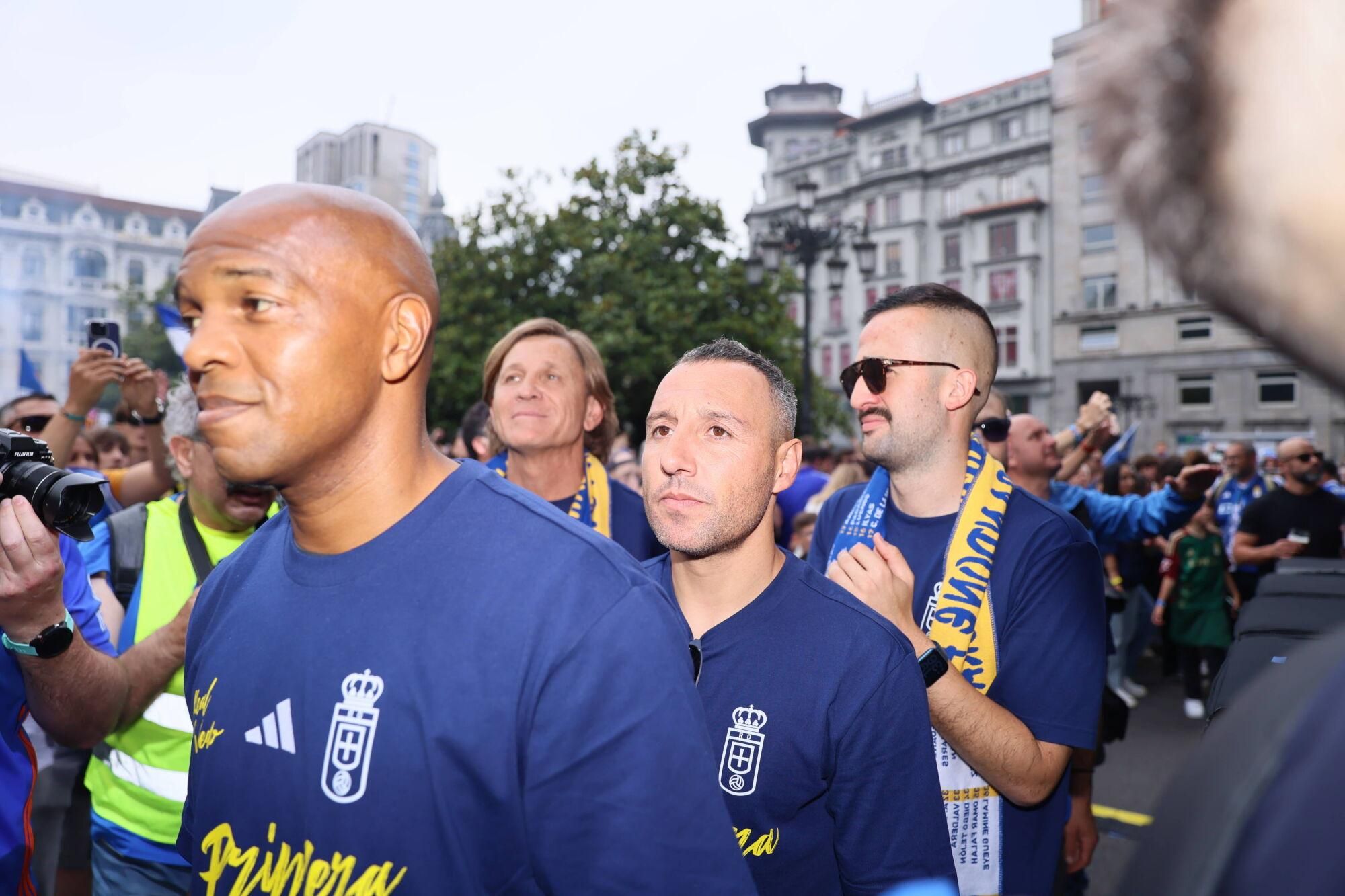 Locura azul en las calles de Oviedo para celebrar el ascenso del equipo a Primera División
