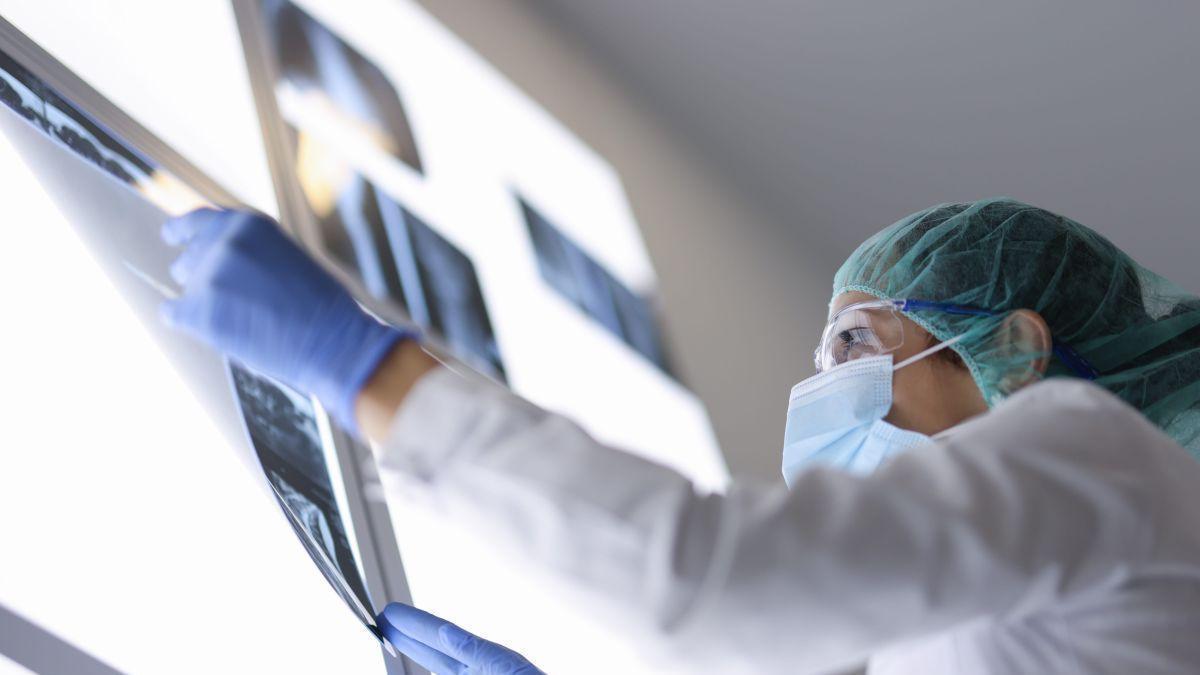 Médico analizando unas pruebas.