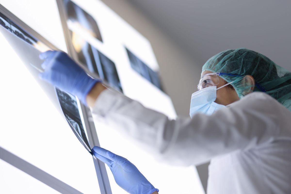 Médico analizando unas pruebas.