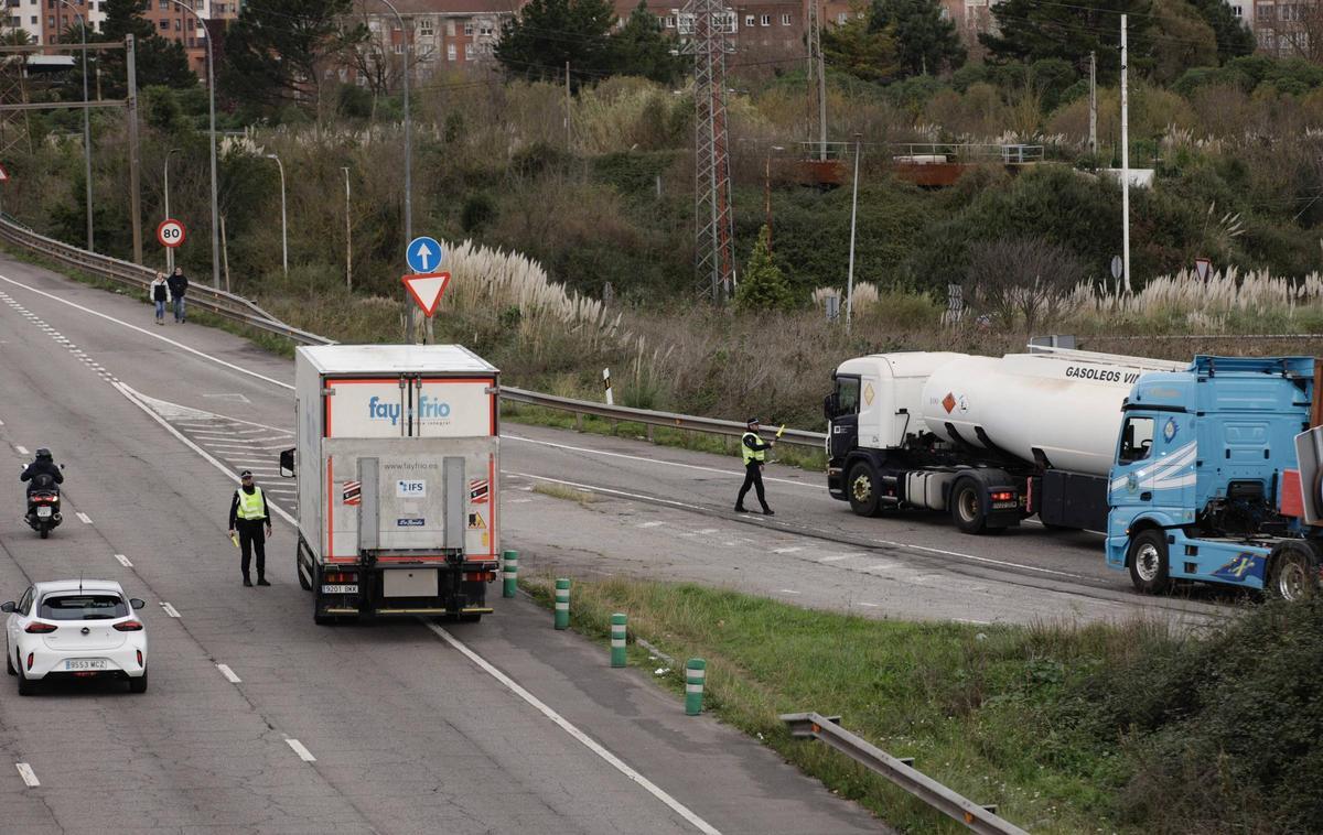 El amplio operativo en Gijón por la activación del protocolo anticontaminación, en imágenes