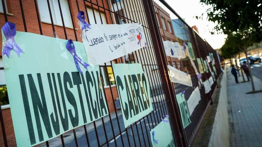 Pancartas y mensajes en la verja del colegio en Elda donde tuvo lugar el asesinato de una madre.