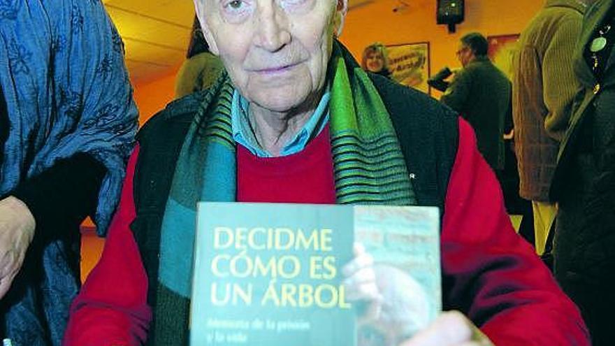 Fernando Macarro Castillo, con su libro, en La Felguera.