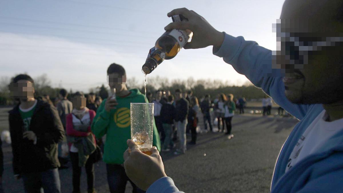 Casi el 50 por ciento de los jóvenes de enseñanzas secundarias que acudieron a un botellón consumieron alcohol. / Javier Cuesta