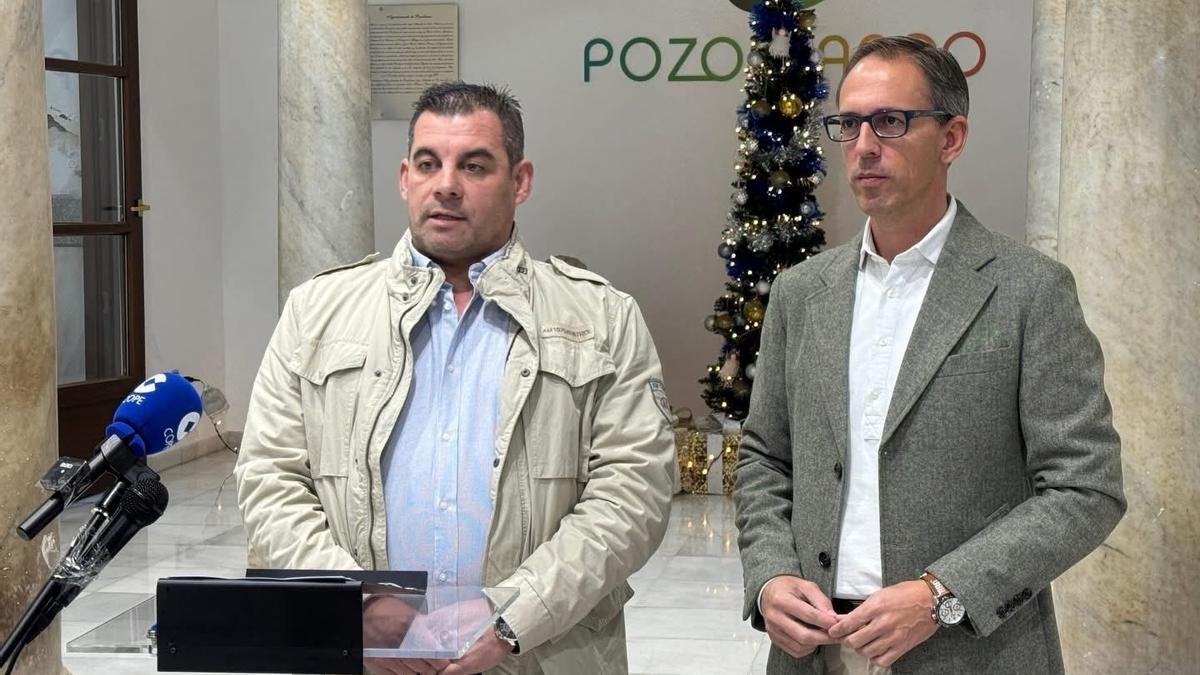 El presidente de la asociación, Francisco Fermín Peñas, y el alcalde del municipio, Santiago Cabello.