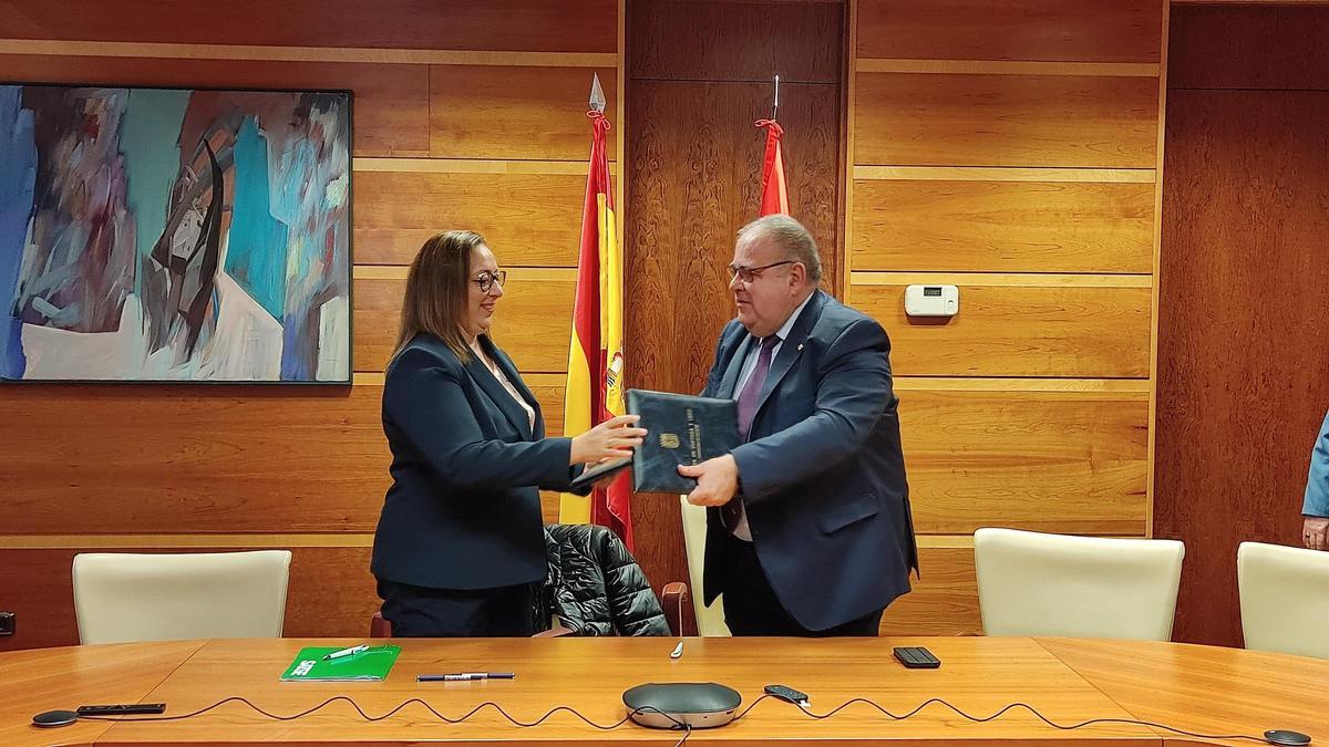 Mercedes Gago y Alejandro Vázquez firman el acuerdo en Valladolid