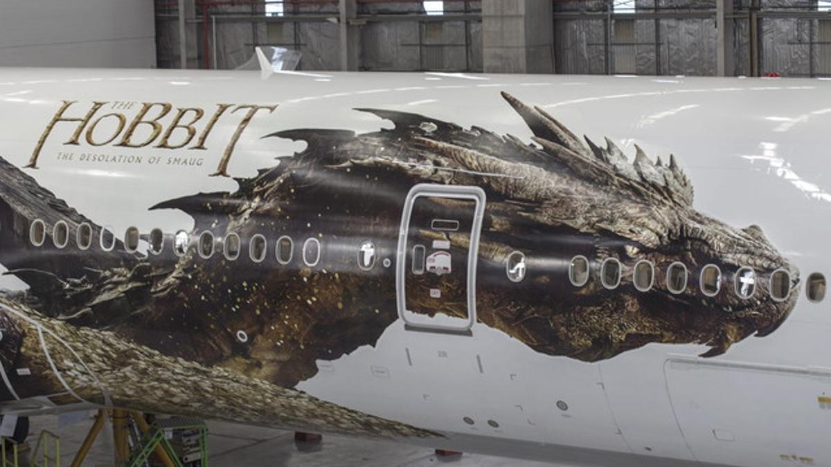 El dragón Smaug decora el Boing 777-300 de Air New Zealand Boeing.