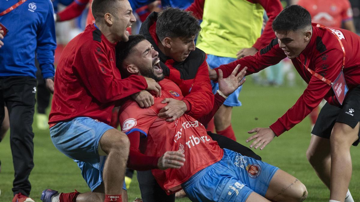 Los jugadores de la Deportiva Minera celebran su pase a la siguiente fase tras derrotar al Alavés en foto de archivo de Marcial Guillén.