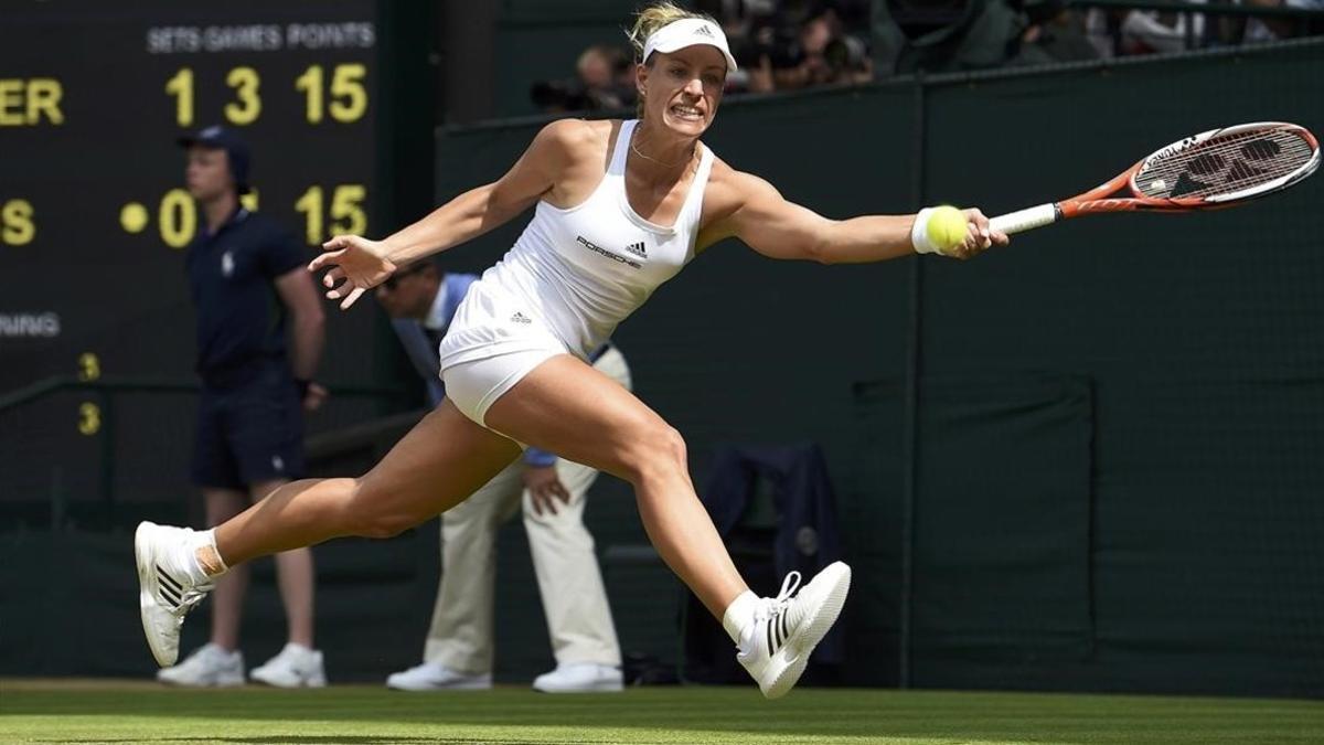 Angelique Kerber, en acción ante Venus Williams.