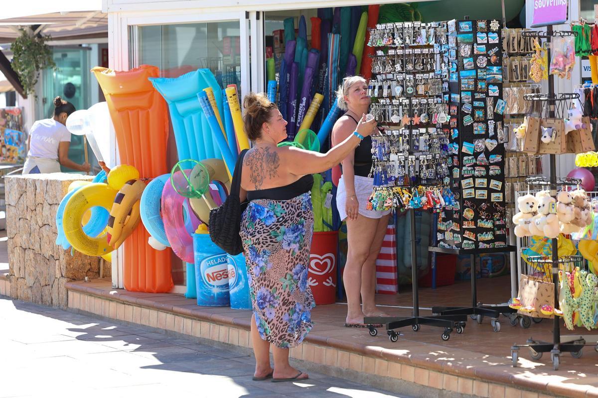 Turistas en una tienda de suvenirs de Ibiza este verano.