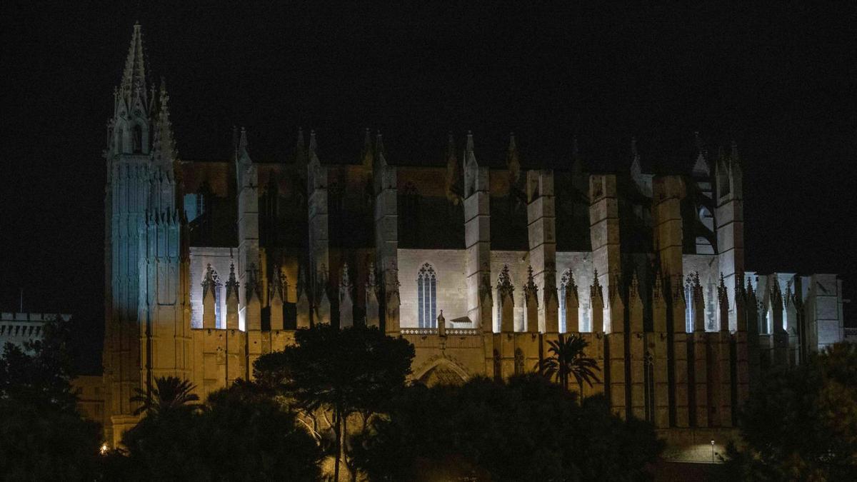 La Seu no está iluminada debido al cambio de las luces de las terrazas