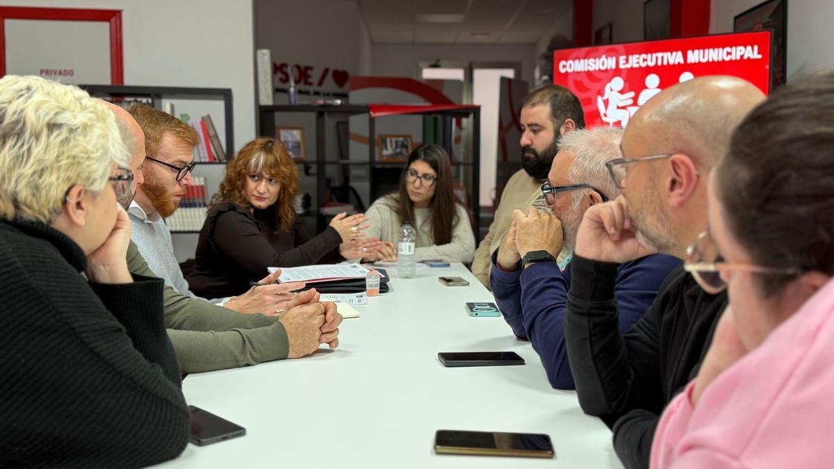 Dirigentes del PSOE de Navalmoral, durante una reunión esta semana en su sede.