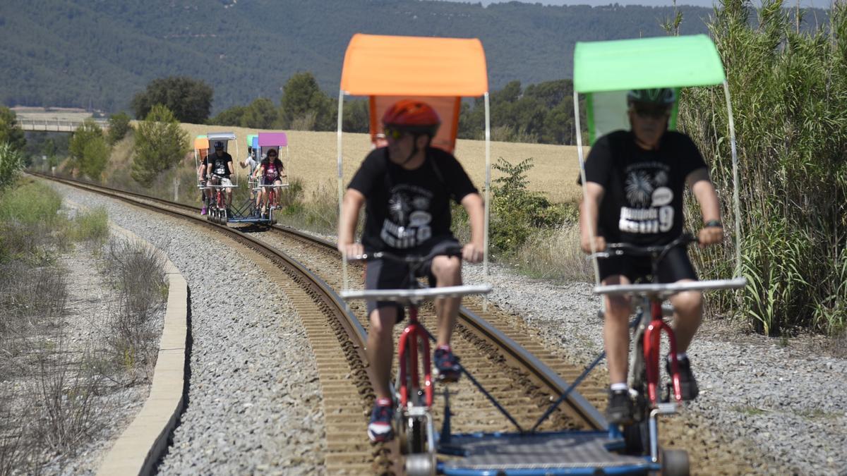 El ciclorail, un dels vehicles  de la proposta turística, circulant pel ramal de Súria