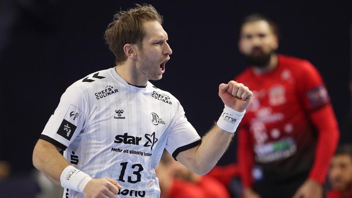 Steffen Weinhold celebra un gol con Jorge Maqueda al fondo