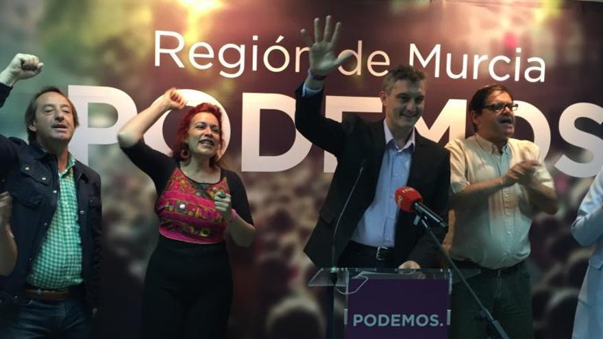 Oscar Urralburu, eufórico en el centro, junto a los candidatos que han entrado en la Asamblea regional.