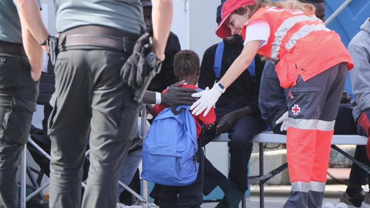 Un menor migrante atendido por Cruz Roja tras llegar en un cayuco a Canarias.