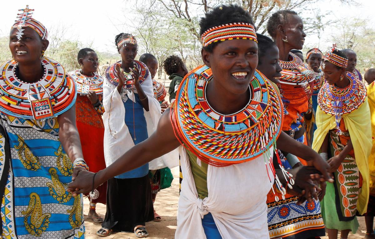 Las mujeres de la tribu Samburu que escaparon de la mutilación genital femenina y otros tipos de violencia de género hacen adornos tradicionales en la aldea de Umoja donde los hombres están restringidos, en Kenia