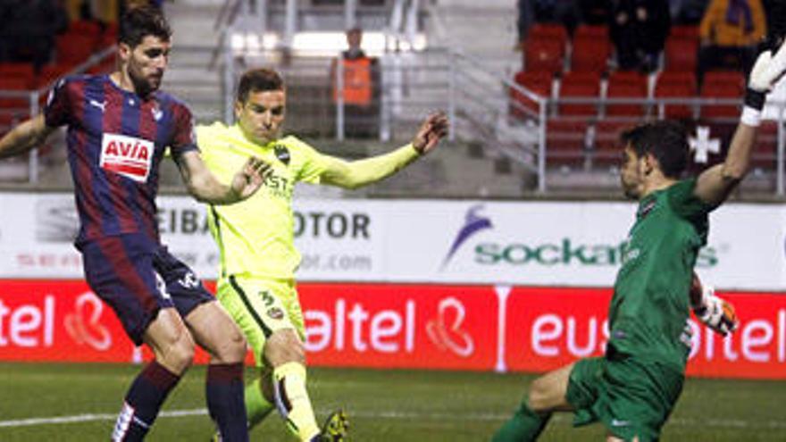 Borja Bastón, en el momento de marcar el primer gol del Eibar.