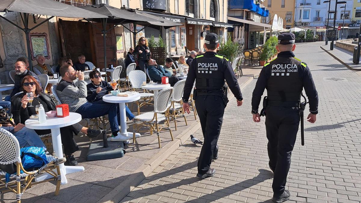 Agents de la Policia Local de Palamós patrullant