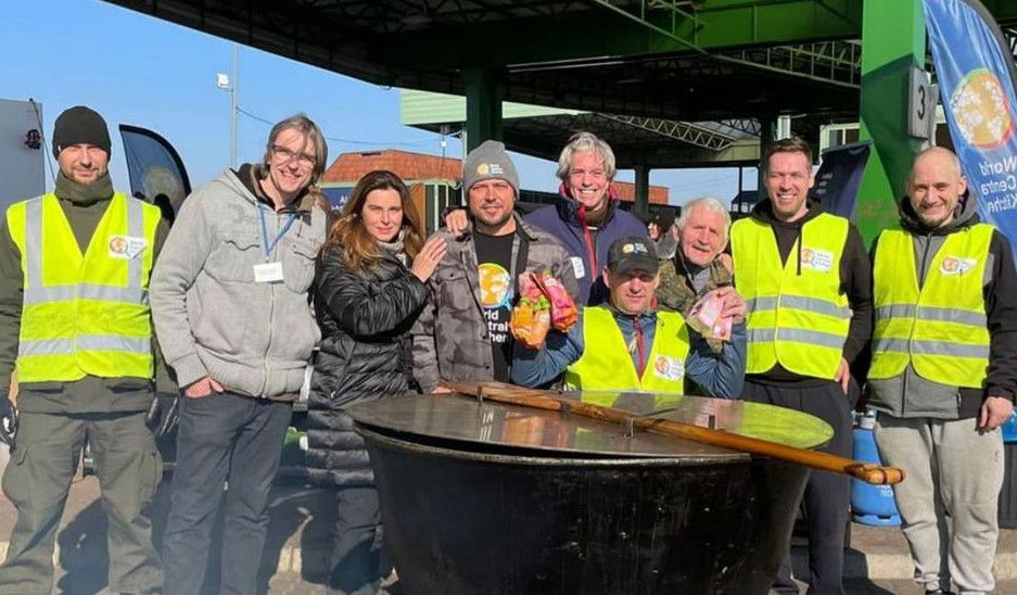 Ariane Riera (tercera por la izquierda), y su marido, Alejo de Pallejá (quinto), flanquean al chef Mikolaj, socio de la ONG de José Andrés (World Central Kitchen), en la ciudad polaca de Medyka, fronteriza con Ucrania.