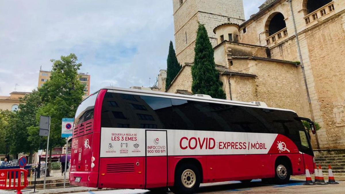 El Vacubús, frente a la iglesia de Santa Maria la Major. | CAIB