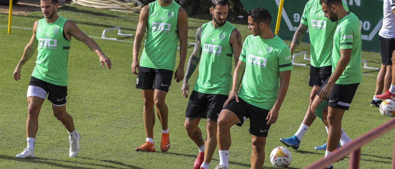 Los jugadores del Elche entrenando en el campo Díez Iborra