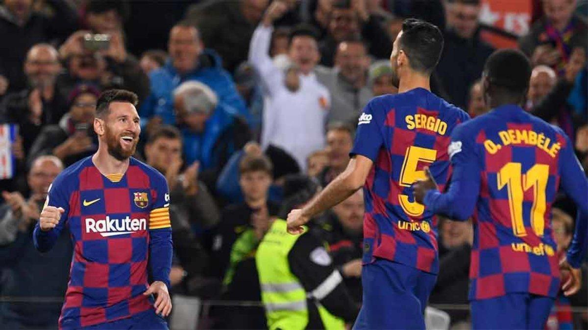 Messi recibe el cariño de sus compañeros tras su 'hat-trick'