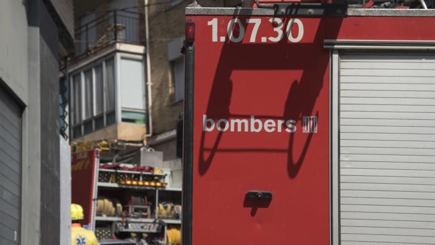 Un vehicle de Bombers durant les tasques d&#039;extinció d&#039;un incendi, a Manresa.