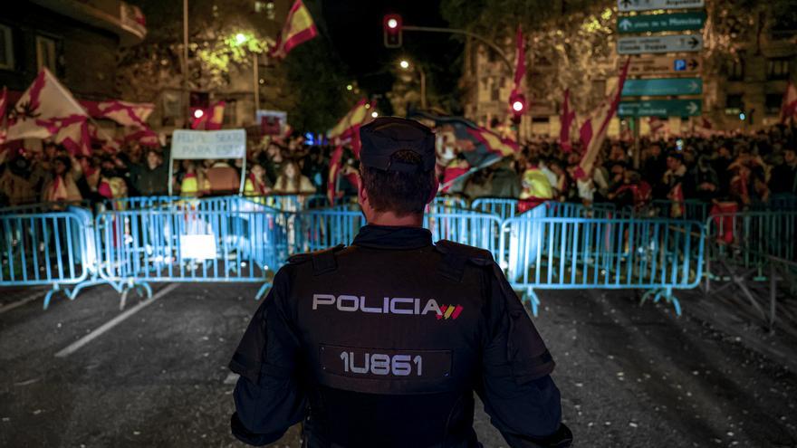 Décima noche consecutiva de protestas en la sede del PSOE en Ferraz