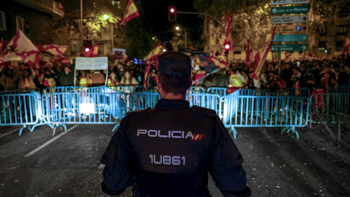 Un millar de personas protestan contra la amnistía frente a la sede del PSOE en Madrid