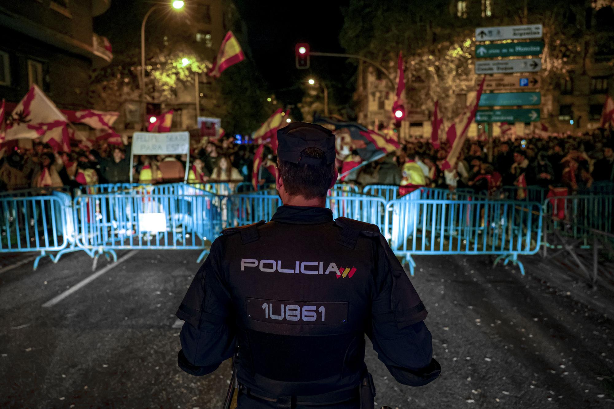 Un millar de personas protestan contra la amnistía frente a la sede del PSOE en Madrid