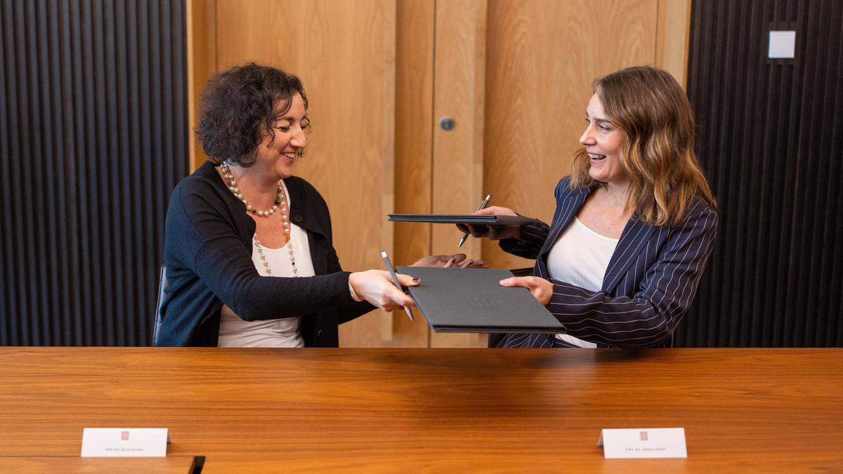 La consellera de Economia, Alícia Romero, y la líder de los Comuns, Jéssica Albiach.