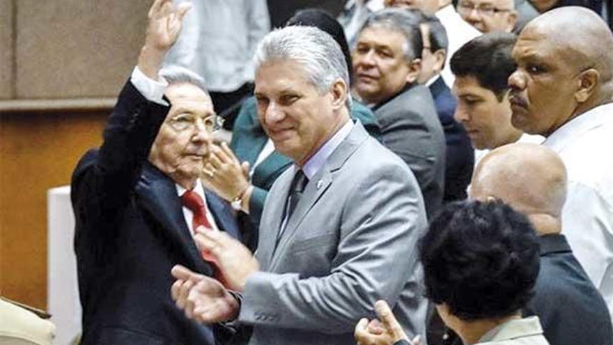 Raúl Castro y Díaz-Canel, a la derecha, ayer en la constitución de la Asamblea Nacional cubana. // // AFP