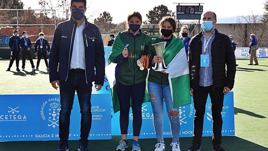 Las jugadoras andaluzas con el trofeo entregado por el alcalde Gonzalo Pérez Jácome. |  // F. CASANOVA