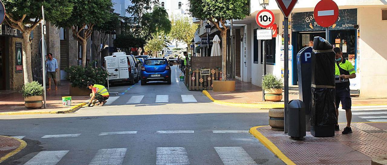 Preparación de la nueva zona azul, que empezará a funcionar el lunes. | A. SANTA EULÀRIA