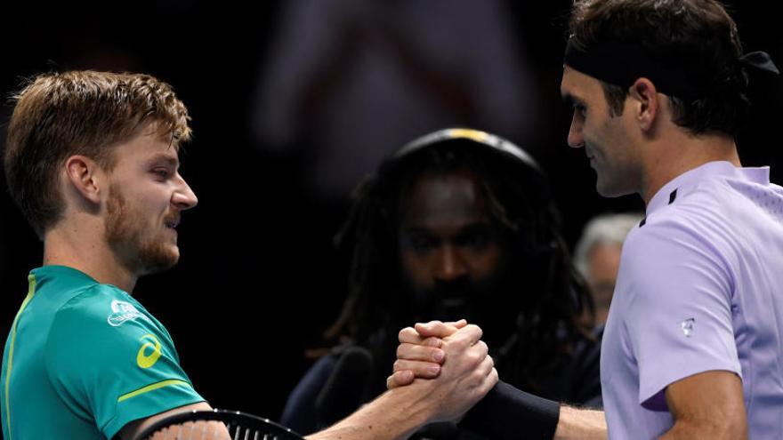 David Goffin saluda a Roger Federer tras el partido.