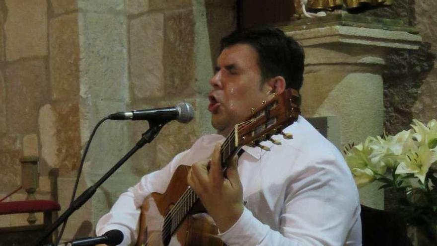 Ricardo Fernández durante la misa flamenca.