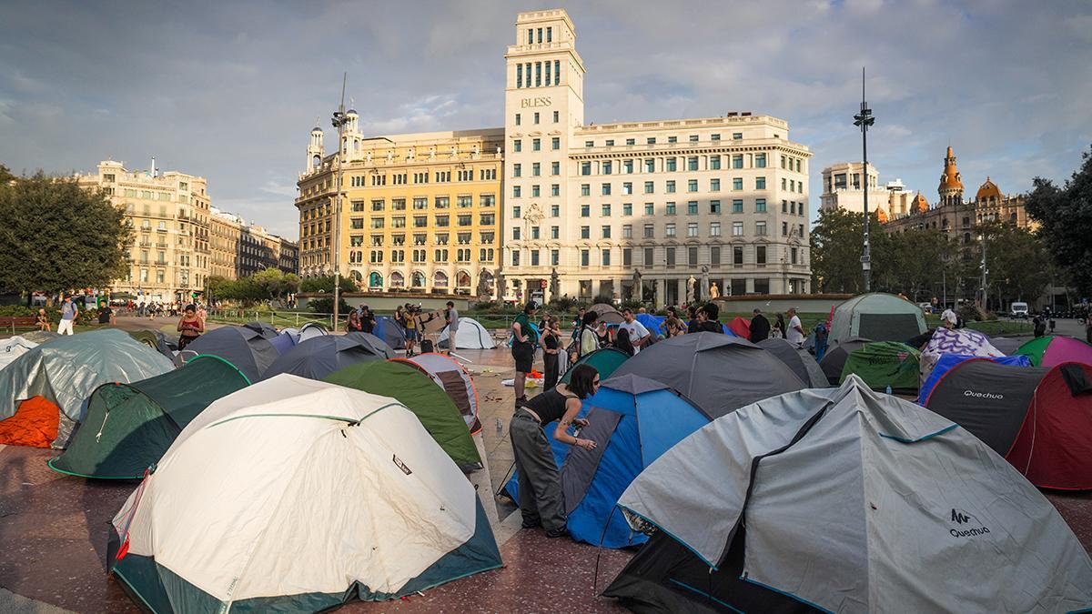 Acampada de activistas provivienda en la plaza de Catalunya de Barcelona